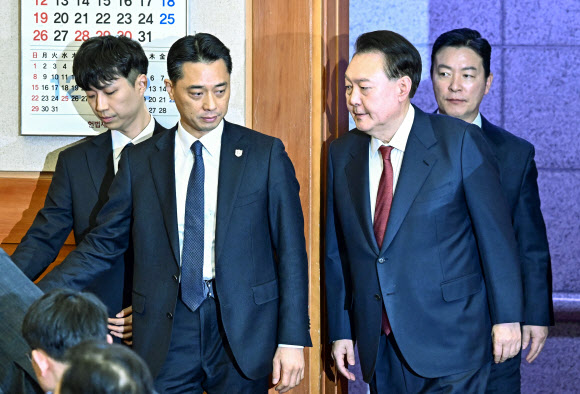 윤석열 대통령이 23일 서울 종로구 헌법재판소에서 열린 탄핵심판 4차 변론에 출석하고 있다. 2025.1.23  사진공동취재단