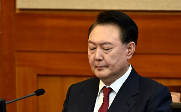 윤석열 대통령이 23일 서울 종로구 헌법재판소에서 열린 탄핵심판 4차 변론에 출석해 생각에 잠겨 있다. 2025.1.23  사진공동취재단