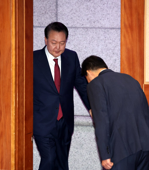 윤석열 대통령이 23일 서울 종로구 헌법재판소에서 열린 탄핵심판 4차 변론기일에 출석하기 위해 심판정으로 입장하고 있다. 2025.1.23  사진공동취재단