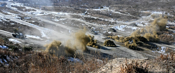 23일 경기 포천시 승진훈련장에서 열린 ‘공지합동 통합화력 운용 훈련’에서 K1E1 전차가 연막을 터트리고 있다. 2025.1.23  사진공동취재단
