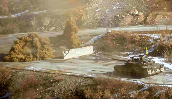 23일 경기 포천시 승진훈련장에서 열린 ‘공지합동 통합화력 운용 훈련’에서 K1E1 전차가 연막탄을 발사하고 있다. 2025.1.23  사진공동취재단