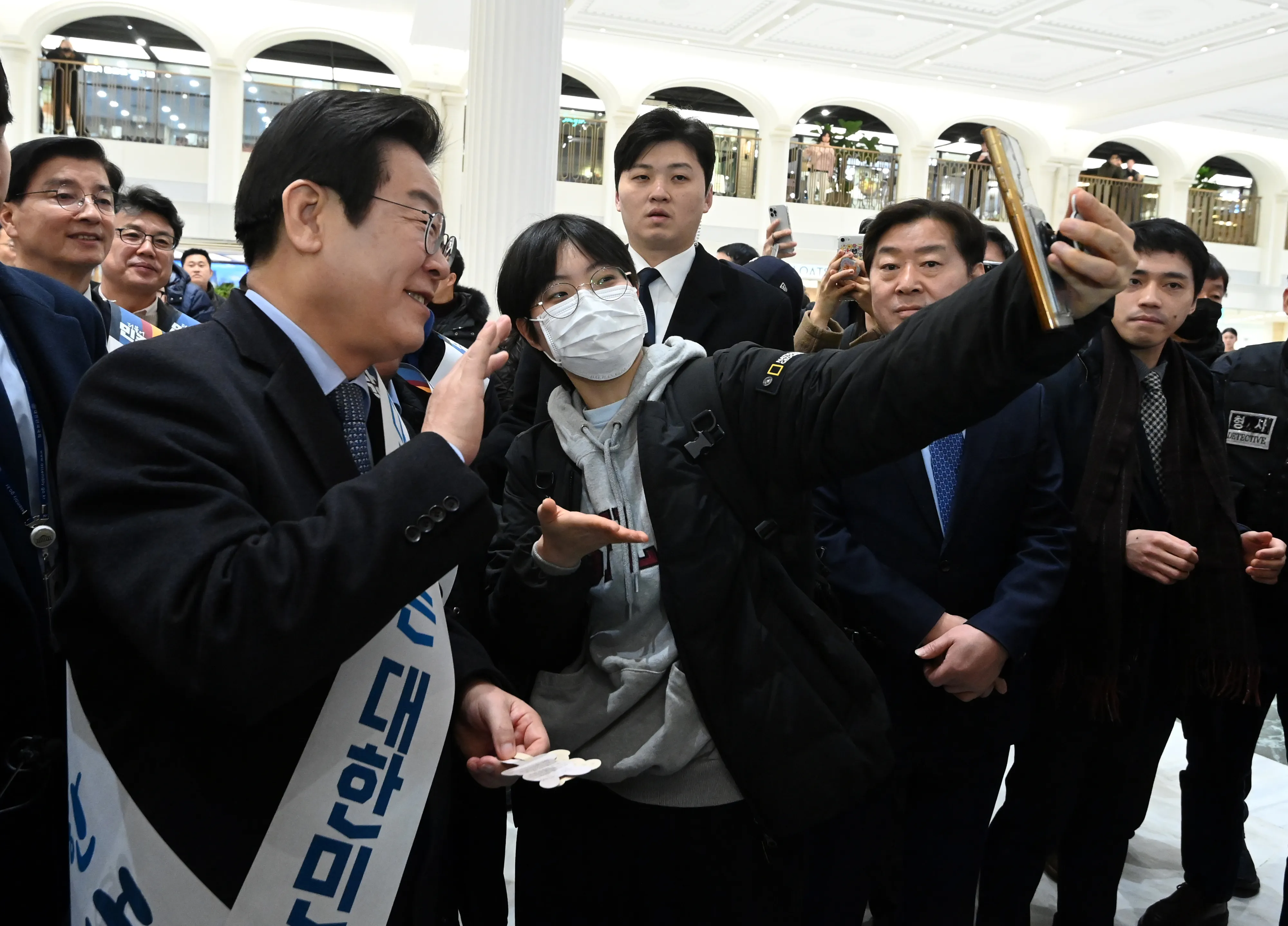 이재명 대표 ‘귀성객과 함께 셀카’  이재명 더불어민주당 대표를 비롯한 당직자들이 설 현유를 앞둔 24일 오전 서울 서초구 반포동 고속버스터미널에서 설 귀성객에게 인사하던 중 셀카를 찍고 있다. (공동취재) 2025.1.24/뉴스1
