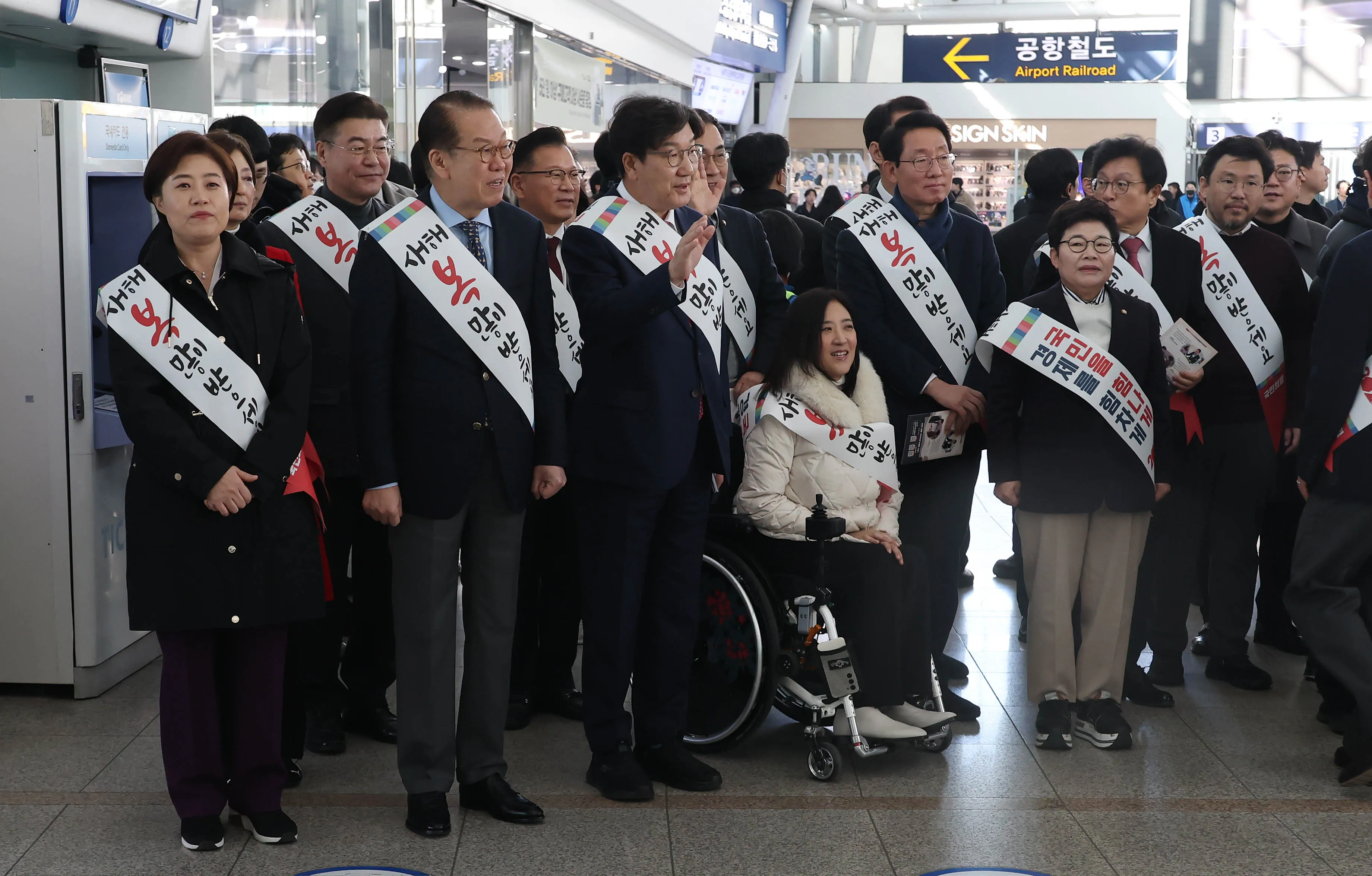 설 귀성 인사하는 국민의힘 지도부  권영세 국민의힘 비상대책위원장과 권성동 국민의힘 원내대표를 비롯한 국민의힘 지도부가 지난 24일 서울 용산구 서울역에서 귀성 인사를 하고 있다. 2025.01.24