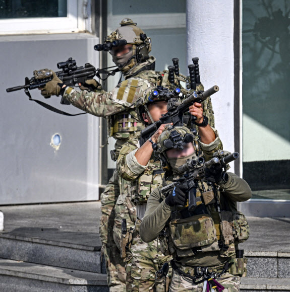 한미해군 특수전 대원들이 경남 진해에서 열린 연합 특수전훈련에서 종합전술훈련을 진행했다고 24일 밝혔다. 2025.1.24  해군 제공