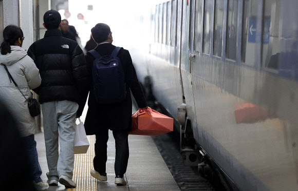 설 명절 연휴를 하루 앞둔 24일 동대구역에서 귀성객이 선물 세트를 들고 열차를 타기 위해 이동하고 있다. 2025.1.24 연합뉴스