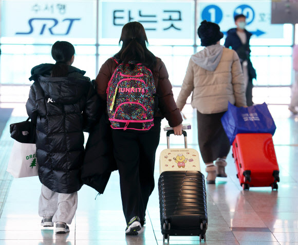 설 연휴를 하루 앞둔 24일 광주송정역에서 시민들이 열차에 탑승하기 위해 이동하고 있다. 2025.1.24  연합뉴스