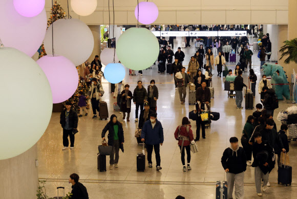 설 연휴가 시작된 24일 오후 제주를 찾은 귀성객과 관광객으로 제주국제공항이 북적이고 있다. 2025.1.24  연합뉴스