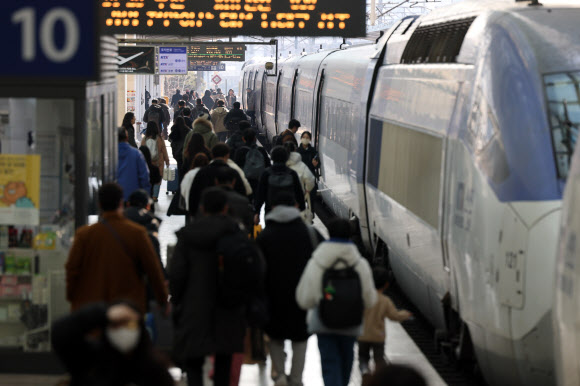 설 연휴를 앞둔 24일 오후 서울역에서 시민 및 귀성객들이 열차에 오르고 있다. 2025.1.24  연합뉴스