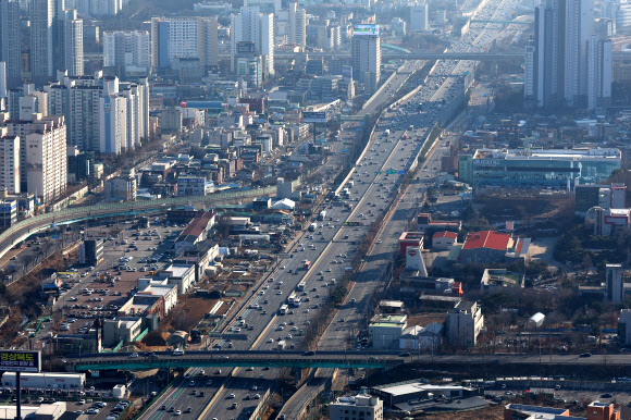 설 연휴를 앞둔 24일 오후 경찰청 헬기에서 바라본 경기도 용인시 신갈IC 인근 경부고속도로에서 귀성차량 등이 이동하고 있다. 2025.1.24  연합뉴스