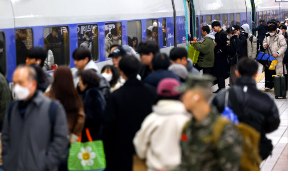 설 연휴를 앞둔 24일 오전 서울 용산역을 찾은 시민들이 열차에 탑승하고 있다. 2025.1.24  연합뉴스