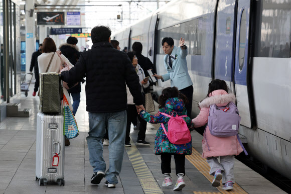 설 연휴를 앞둔 24일 오전 서울역에서 아버지와 자녀들이 열차 탑승을 위해 이동하고 있다. 2025.1.24  연합뉴스