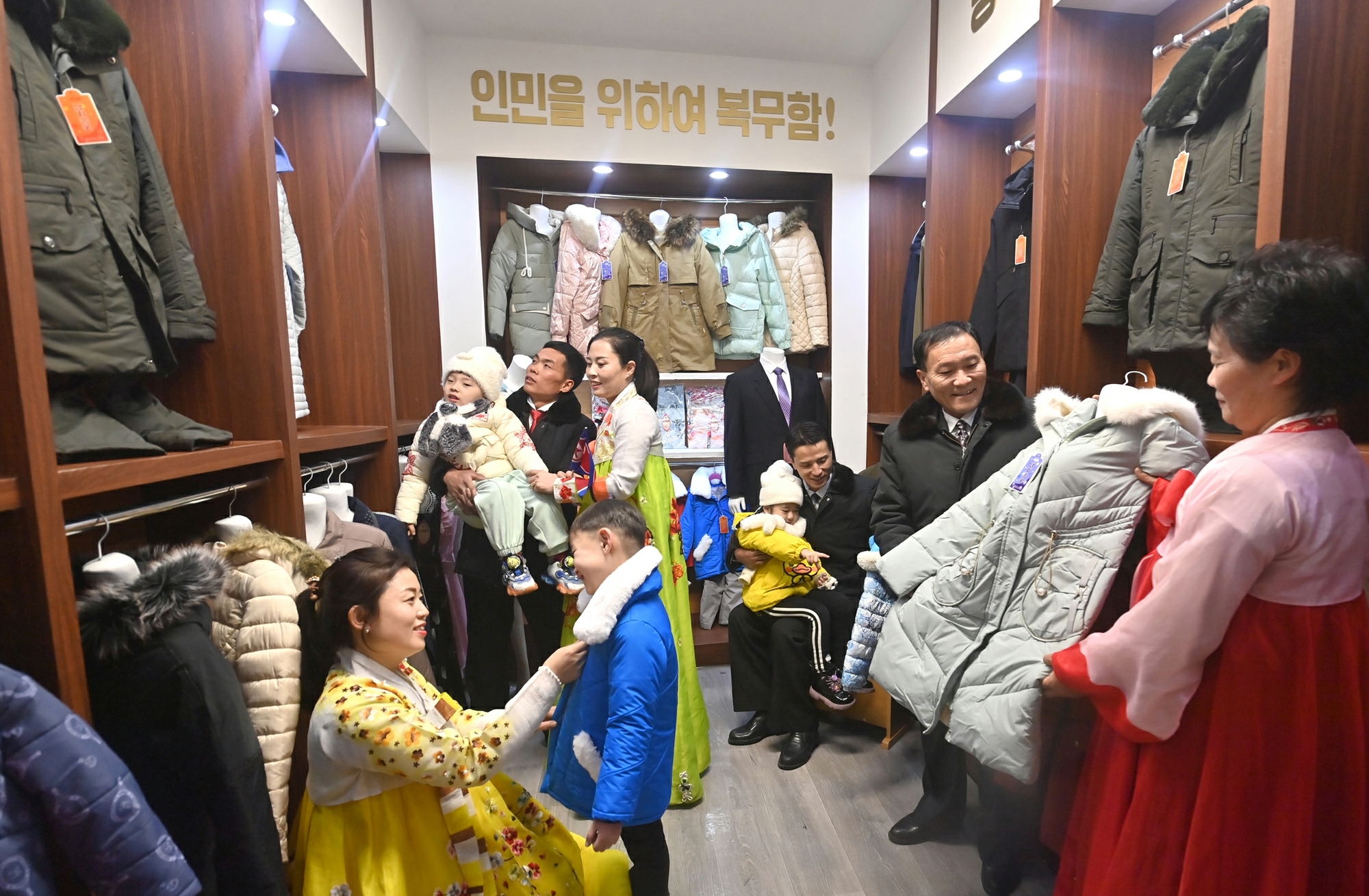 북한 노동당 기관지 노동신문은 25일 “구장군 지방공업공장들의 준공식이 지난 24일에 진행됐다”라고 보도했다. 평양 노동신문 뉴스1