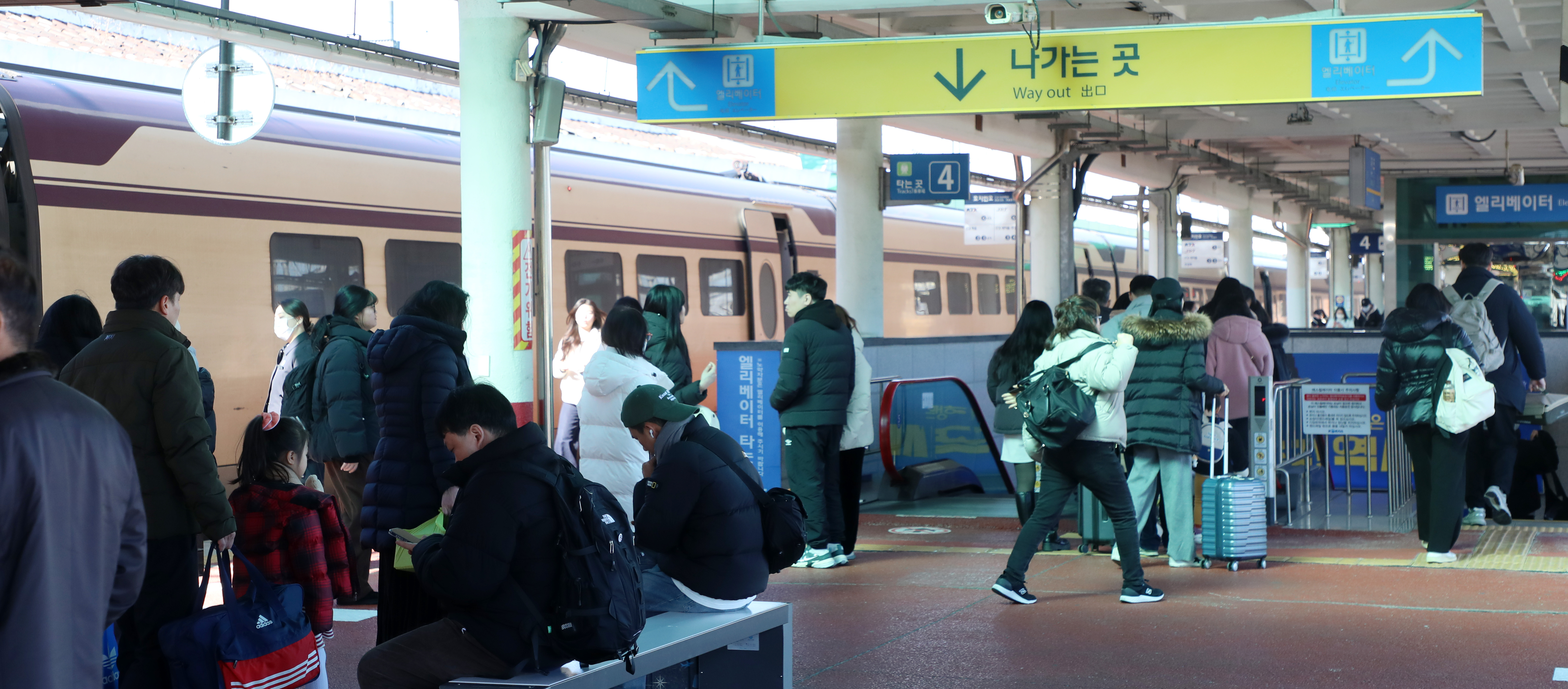 설 연휴가 시작된 25일 전북자치도 전주시 전주역에서 귀성객들이 열차에서 내려 집으로 향하고 있다. 2025.1.25. 뉴스1