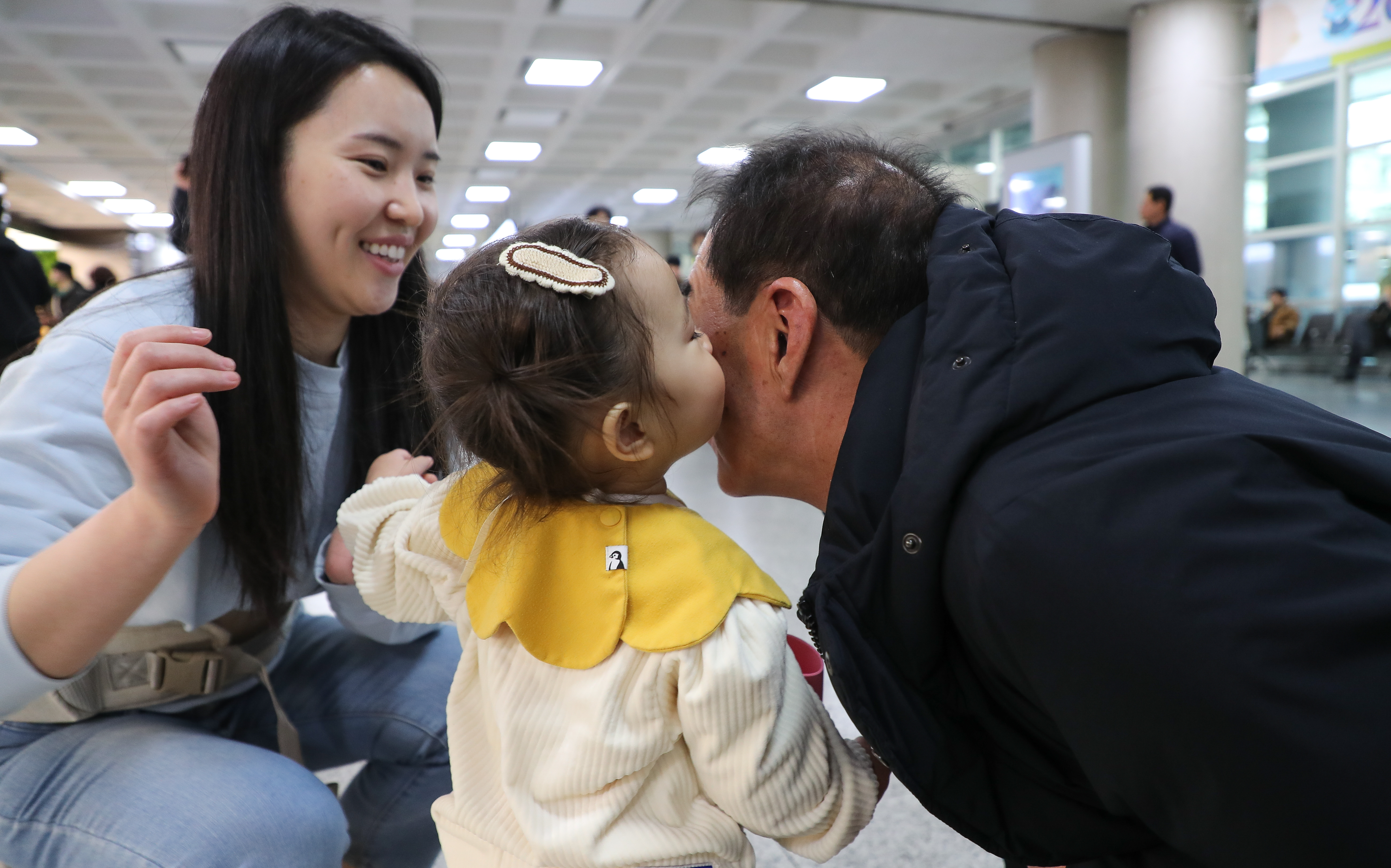 설 연휴 첫째 날인 25일 오후 제주국제공항 1층 대합실에서 어린 손녀가 할아버지의 볼에 뽀뽀를 하고 있다. 제주관광협회에 따르면 연휴가 시작되는 25일부터 30일까지 예상 제주 입도객은 약 20만6000명이다. 이는 지난해 설 연휴 방문객 22만7805명보다 9.6% 가량 줄어든 수치다. 2025.01.25.  뉴시스