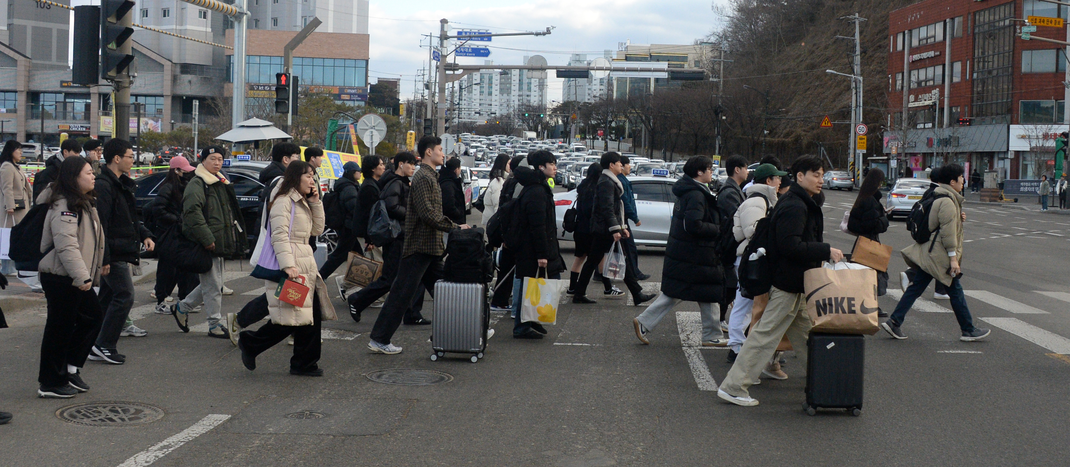 설 연휴가 시작된 25일 전북 전주시 전주역에 도착한 귀성객들이 발걸음을 옮기고 있다. 2025.01.25.  뉴시스