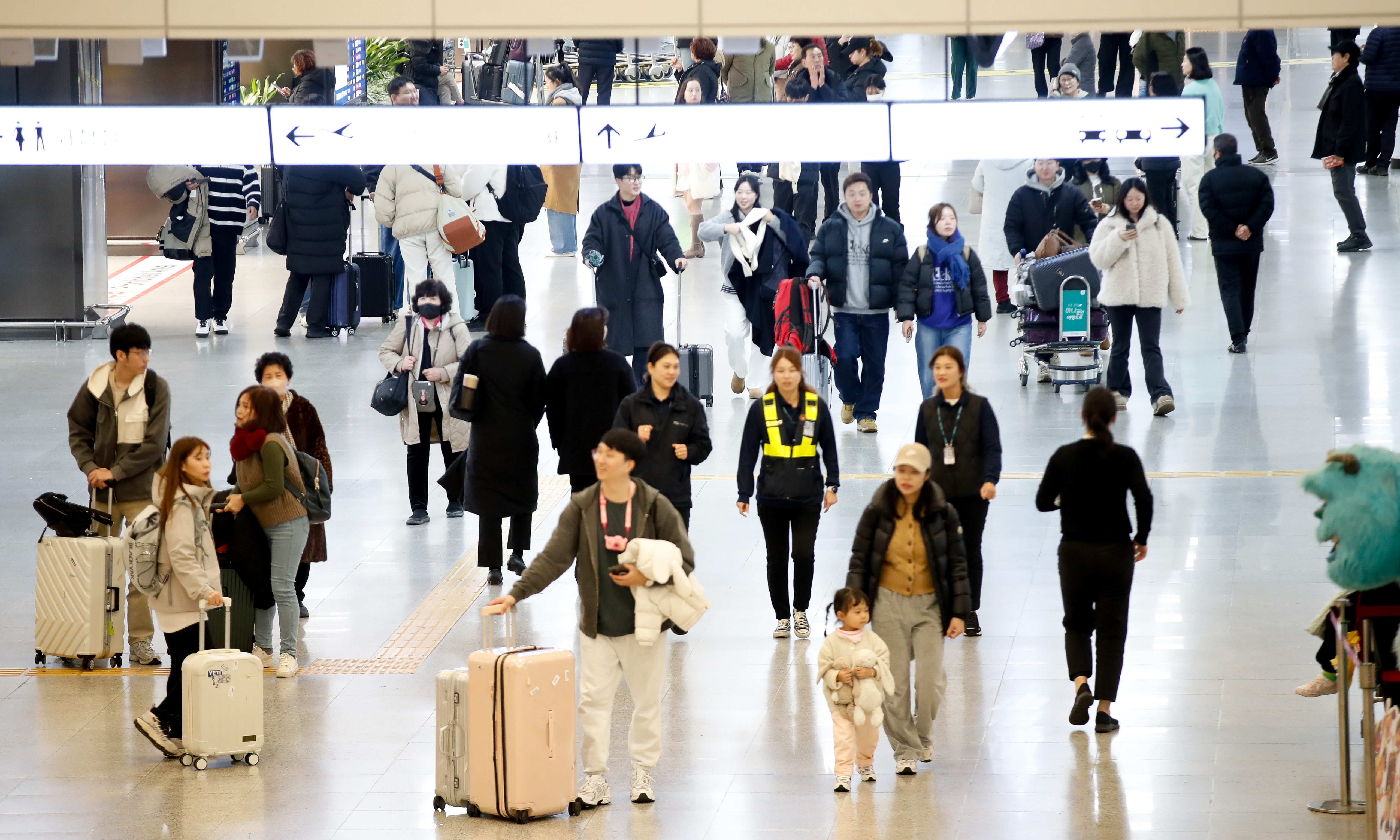 설 연휴 첫째 날인 25일 오후 제주국제공항 1층 대합실에 귀성객과 관광객들의 발걸음이 이어지고 있다.  제주관광협회에 따르면 연휴가 시작되는 25일부터 30일까지 예상 제주 입도객은 약 20만6000명이다. 이는 지난해 설 연휴 방문객 22만7805명보다 9.6% 가량 줄어든 수치다. 2025.01.25. 뉴시스