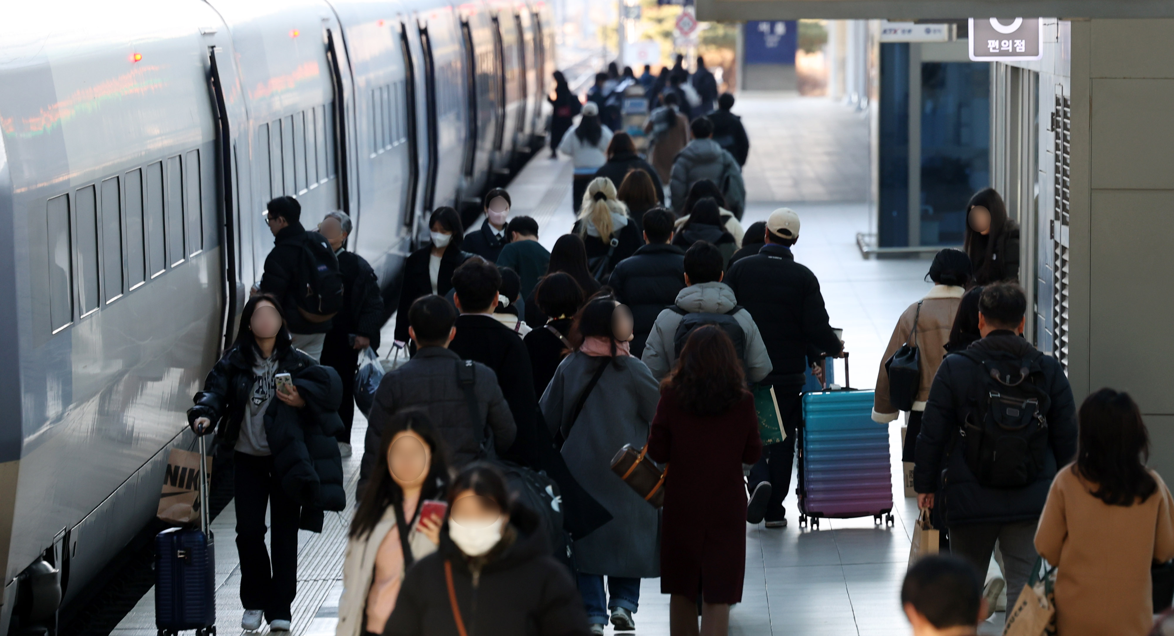 설 명절 연휴가 시작된 25일 오전 서울 용산구 서울역이 귀성객으로 붐비고 있다. 2025.01.25. 뉴시스