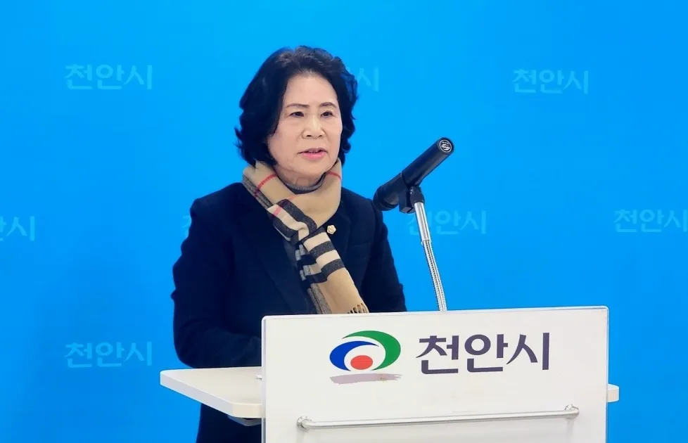 김행금 충남 천안시의회 의장이 기자회견을 하고 있다. 이종익 기자