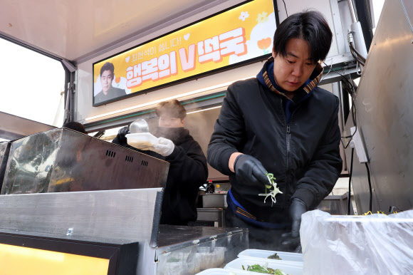 최현석 셰프가 설 연휴 둘째 날인 26일 오전 서울역 쪽방상담소 인근에서 열린 떡국 나눔 푸드트럭 행사에서 쪽방촌 주민들에게 나눠줄 떡국을 만들고 있다. 2025.1.26. 연합뉴스