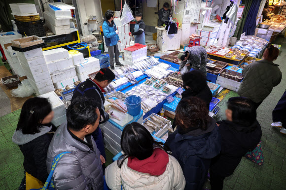 설 연휴 이틀째인 26일 오후 서울 시내 한 전통시장에서 시민들이 수산물을 고르고 있다. 2025.1.26. 연합뉴스