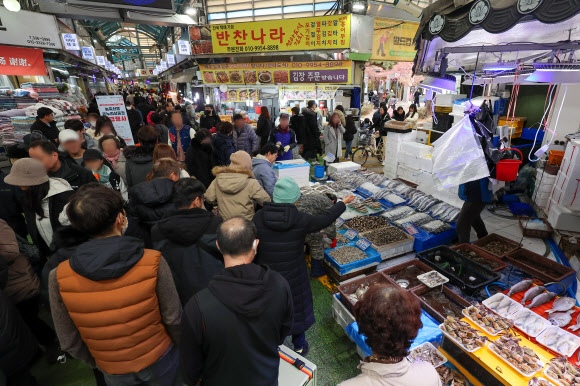 설 연휴 이틀째인 26일 오후 서울 시내 한 전통시장이 이용객으로 북적이고 있다. 2025.1.26. 연합뉴스