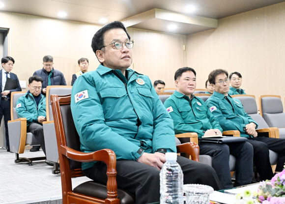 최상목 대통령 권한대행 부총리 겸 기획재정부 장관이 27일 경기 성남시 한국도로공사 교통센터를 방문해 설 명절 연휴 특별교통대책을 점검하고 있다. 2025.1.27 기획재정부 제공