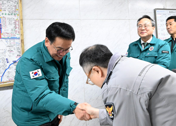 최상목 대통령 권한대행 부총리 겸 기획재정부 장관이 27일 서울 중부경찰서 광희지구대를 찾아 설 명절 연휴 안전분야-안전관리 현장 점검을 하며 지구대 근무자들을 격려하고 있다. 2025.1.27 기획재정부 제공
