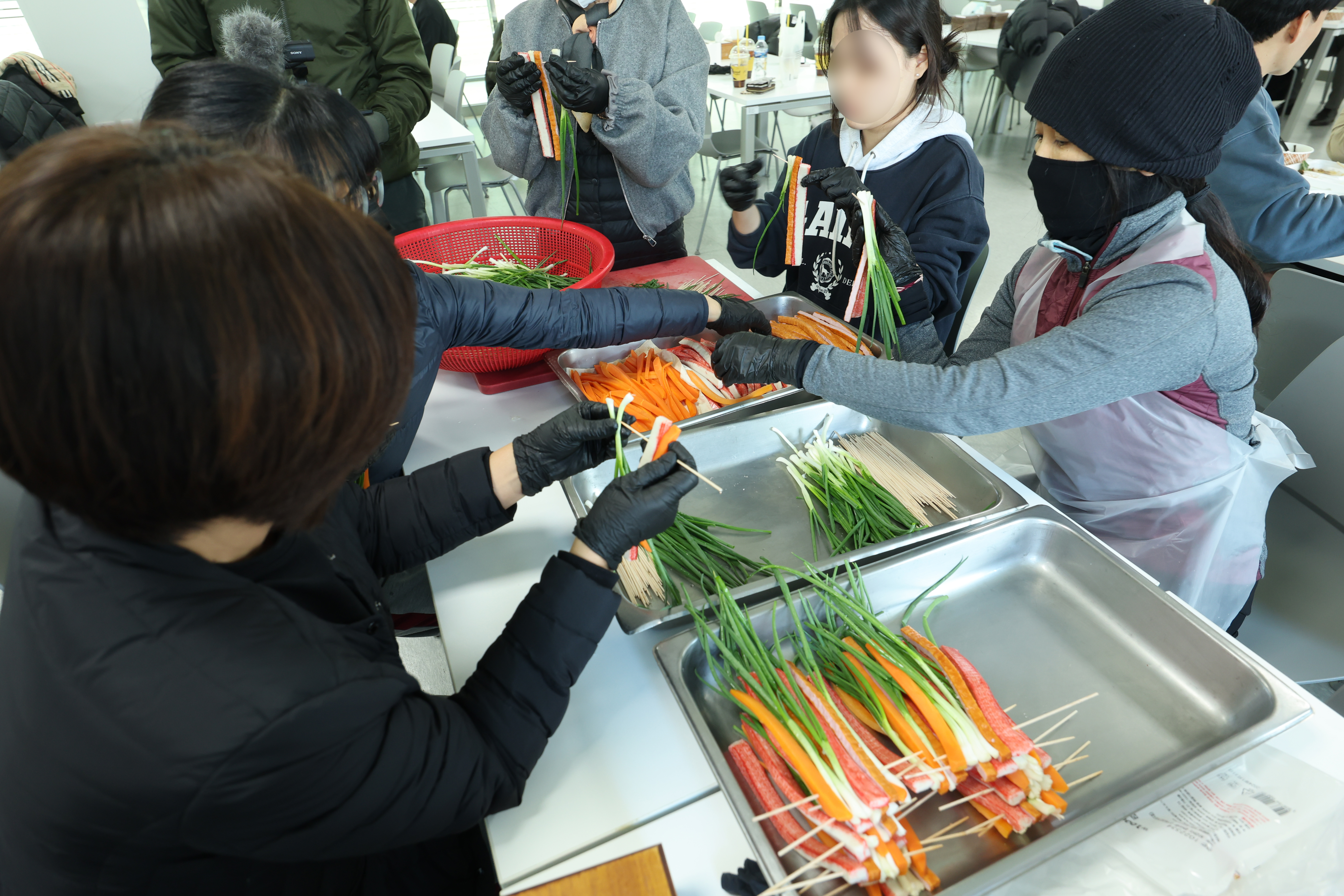 28일 전남 무안공항 관리동 2층 식당에서 제주항공 참사 유가족들이 설날 차례상을 준비하기위해 음식 준비를 하고 있다. 2025.1.28. 뉴스1