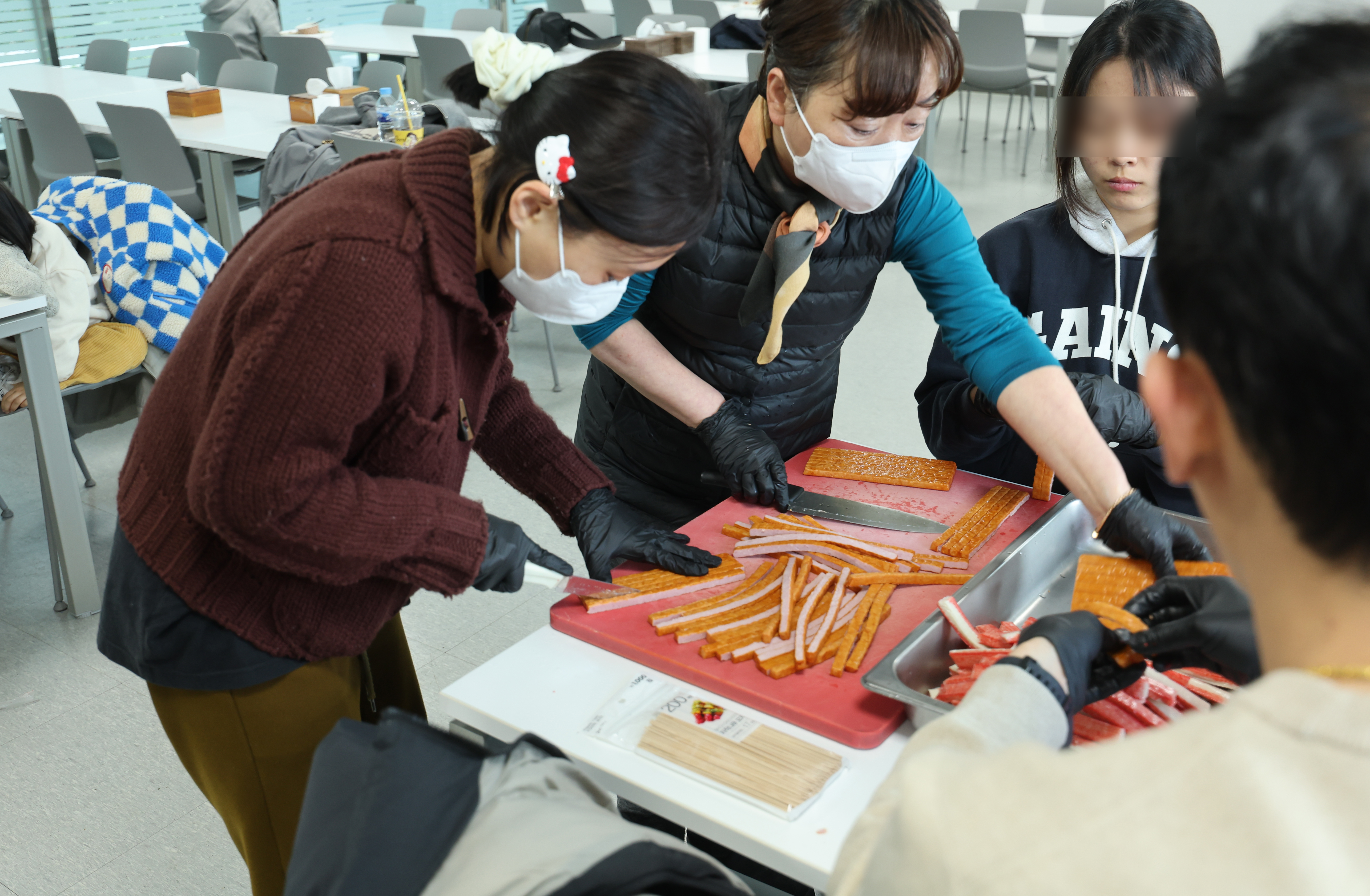 28일 전남 무안공항 관리동 2층 식당에서 제주항공 참사 유가족들이 설날 차례상을 준비하기위해 음식 준비를 하고 있다. 2025.1.28. 뉴스1