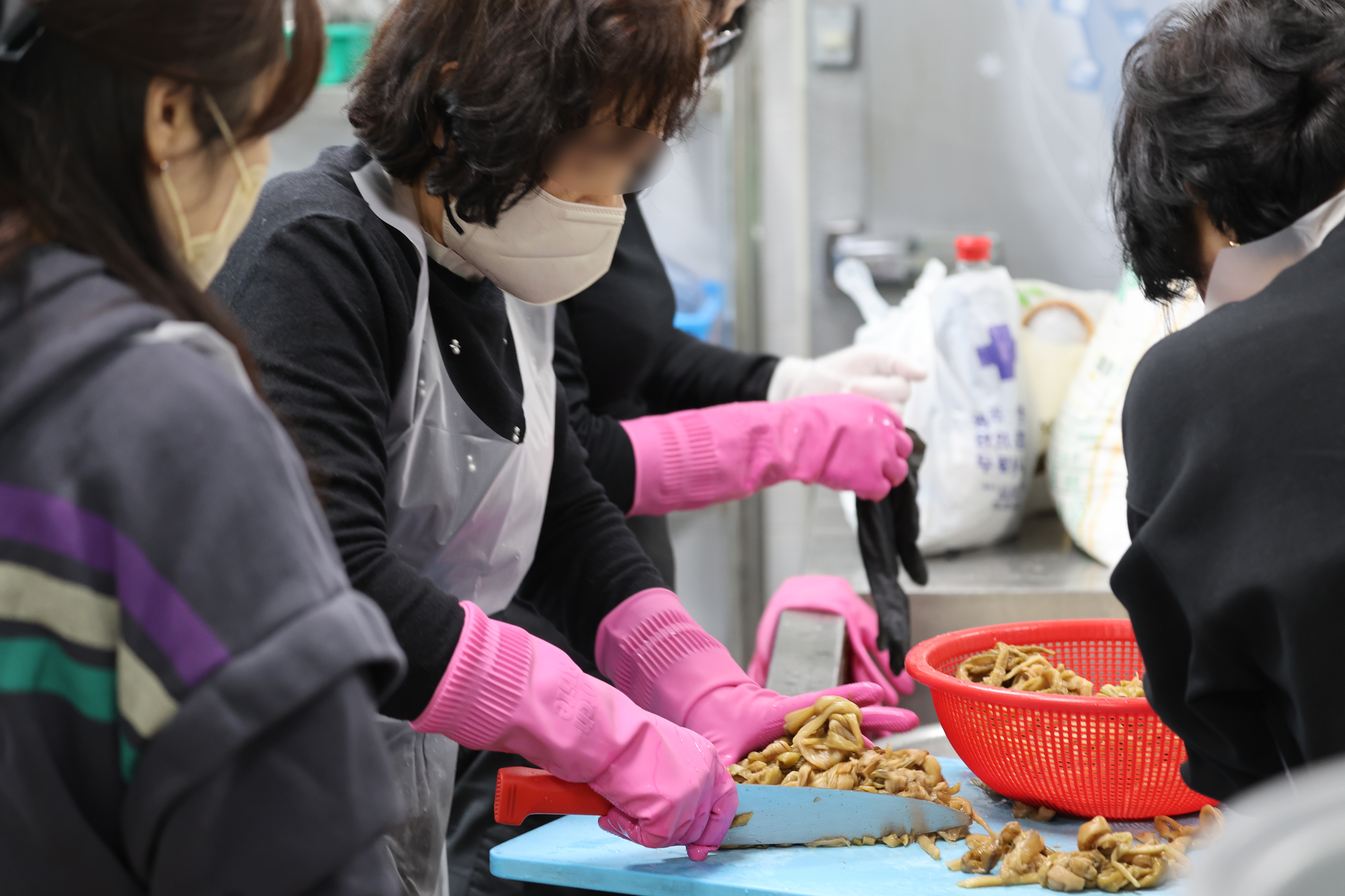 28일 전남 무안공항 관리동 2층 식당에서 제주항공 참사 유가족들이 설날 차례상을 준비하기위해 음식 준비를 하고 있다. 2025.1.28. 뉴스1