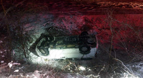 지난 27일 오후 9시 20분께 영월군 영월읍 흥월 2리 마을회관에서 스타렉스 승합차가 갓길 옆으로 추락했다. 당시 사고 승용차에는 운전자 등 50대 2명이 타고 있었으나 부상이 가벼워 병원으로 이송되지는 않았다. 사진은 추락한 승합차. 2025.1.28. 강원특별자치도소방본부 제공