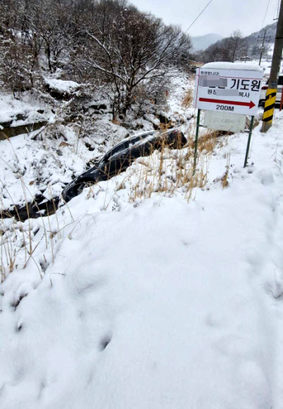 28일 오전 11시 44분께 강원 춘천시 북산면 추곡리 인근 농어촌도로에서 승용차가 3m 아래 비탈로 추락했다. 사고 당시 승용차에는 30대 운전자 등 3명이 타고 있었으나 가벼운 상처를 입어 병원으로 이송되지는 않았다. 2025.1.28. 강원특별자치도소방본부 제공