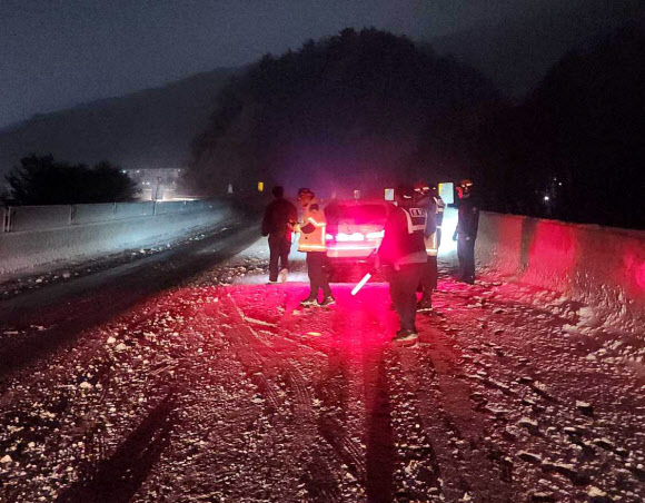 지난 27일 오후 9시 9분께 강원 정선군 사북읍 인근 도로에서 BMW 승용차 등 차량 5대가 눈길에 고립됐다가 40분여 만에 구조됐다. 사진은 사고 현장서 구조 작업이 이뤄지는 모습. 2025.1.28. 강원특별자치도소방본부 제공