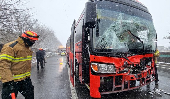 28일 오전 11시 43분께 전북 김제시 금구면 호남고속도로 김제나들목 부근에서 관광버스가 화물차를 추돌했다. 이 사고로 버스 운전기사 등 6명이 다쳤다. 이 가운데 2명은 중상으로 분류됐다. 사진은 추돌 사고가 발생한 버스. 2025.1.28. 전북자치도소방본부 제공