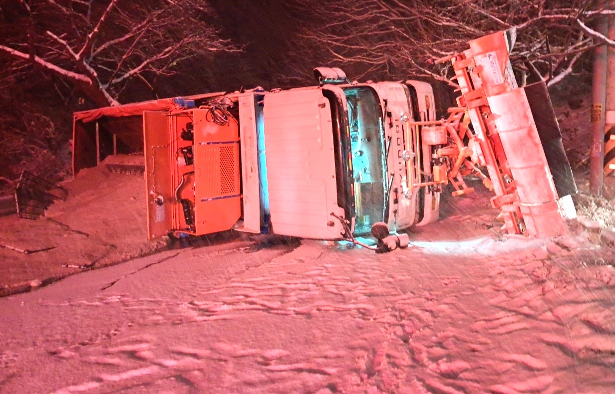 27일 오후 9시40분께 충북 제천시 금성면 월굴리에서 제설 작업을 하던 제설차가 눈길에 미끄러져 전도했다. 2025.01.28. 제천소방서 제공 