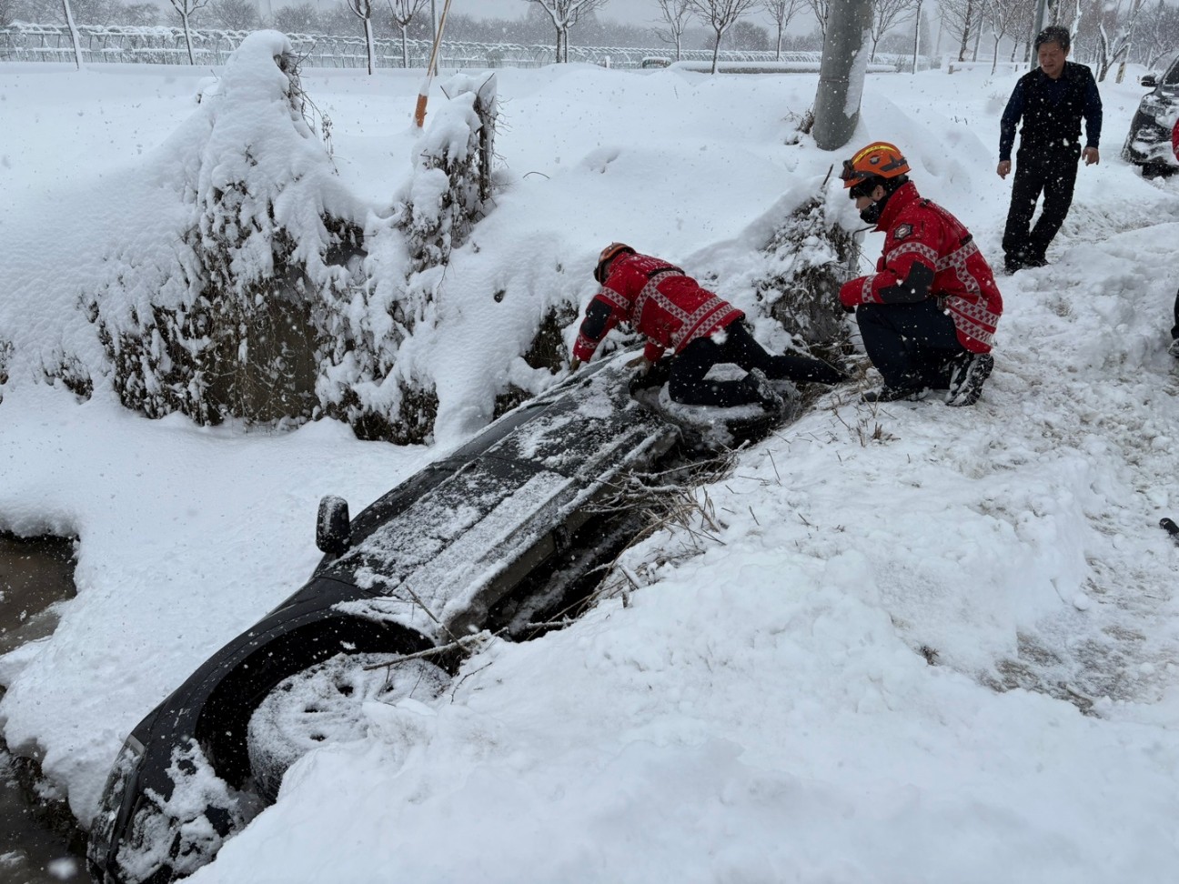 28일 오전 9시59분께 충북 음성군 생극면 일생로에서 눈길이 미끄러진 승용차가 도로 옆 2m 아래 배수로로 추락해 1명이 다쳤다. 2025.01.28. 충북소방본부 제공