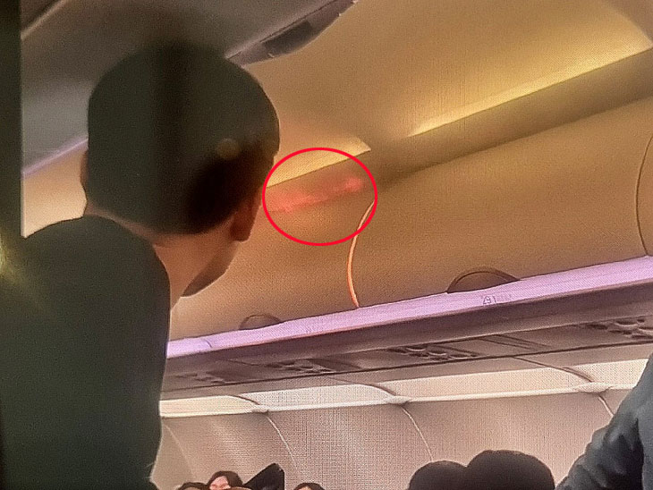 지난 28일 부산 김해국제공항 계류장에서 홍콩으로 향하려던 에어부산 BX142편 기내 선반에서 연기와 화염(원 안)이 솟고 있다.
부산 뉴스1