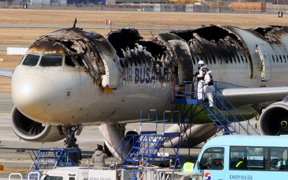 30일 오전 부산 강서구 김해국제공항에서 항공철도사고조사위원회와 부산경찰청, 부산소방재난본부, 국립과학수사연구원이 화재 합동 감식을 앞두고 안정성 확보를 위한 현장 점검을 실시하고 있다. 2025.1.30 연합뉴스