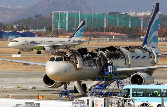30일 오전 부산 강서구 김해국제공항에서 항공철도사고조사위원회와 부산경찰청, 부산소방재난본부, 국립과학수사연구원이 화재 합동 감식을 앞두고 안정성 확보를 위한 현장 점검을 실시하고 있다. 지난 28일 오후 10시 15분께 김해공항 주기장에서 이륙을 준비하던 홍콩행 에어부산 항공기에서 불이 나 승객과 승무원 등 176명이 비상 탈출했다. 2025.1.30 연합뉴스