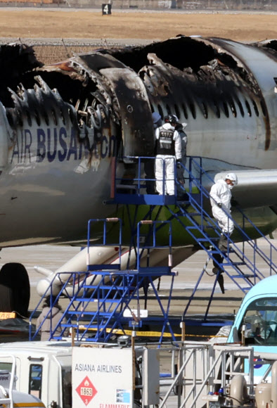 30일 오전 부산 강서구 김해국제공항에서 항공철도사고조사위원회와 부산경찰청, 부산소방재난본부, 국립과학수사연구원이 화재 합동 감식을 앞두고 안정성 확보를 위한 현장 점검을 실시하고 있다. 지난 28일 오후 10시 15분께 김해공항 주기장에서 이륙을 준비하던 홍콩행 에어부산 항공기에서 불이 나 승객과 승무원 등 176명이 비상 탈출했다. 2025.1.30 연합뉴스