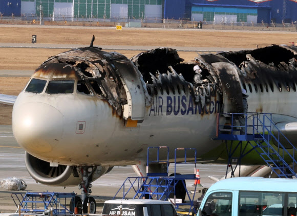 30일 오전 부산 강서구 김해국제공항에서 항공철도사고조사위원회와 부산경찰청, 부산소방재난본부, 국립과학수사연구원이 화재 합동 감식을 앞두고 안정성 확보를 위한 현장 점검을 실시하고 있다. 지난 28일 오후 10시 15분께 김해공항 주기장에서 이륙을 준비하던 홍콩행 에어부산 항공기에서 불이 나 승객과 승무원 등 176명이 비상 탈출했다. 2025.1.30 연합뉴스