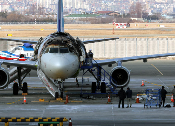 30일 오전 부산 강서구 김해국제공항에서 항공철도사고조사위원회와 부산경찰청, 부산소방재난본부, 국립과학수사연구원이 화재 합동 감식을 앞두고 안정성 확보를 위한 현장 점검을 실시하고 있다. 지난 28일 오후 10시 15분께 김해공항 주기장에서 이륙을 준비하던 홍콩행 에어부산 항공기에서 불이 나 승객과 승무원 등 176명이 비상 탈출했다. 2025.1.30 연합뉴스