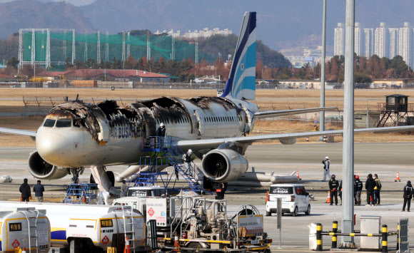 30일 오전 부산 강서구 김해국제공항에서 항공철도사고조사위원회와 부산경찰청, 부산소방재난본부, 국립과학수사연구원이 화재 합동 감식을 앞두고 안정성 확보를 위한 현장 점검을 실시하고 있다. 지난 28일 오후 10시 15분께 김해공항 주기장에서 이륙을 준비하던 홍콩행 에어부산 항공기에서 불이 나 승객과 승무원 등 176명이 비상 탈출했다. 2025.1.30 연합뉴스