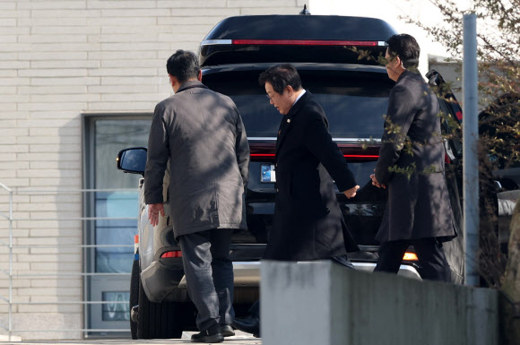 더불어민주당 이재명 대표가 설 연휴 마지막 날인 30일 오후 경남 양산시 하북면 평산마을 문재인 전 대통령 사저를 방문해 이동하고 있다. 2025.1.30 연합뉴스