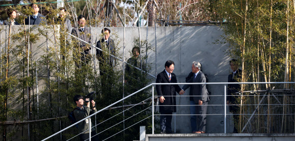 더불어민주당 이재명 대표가 설 연휴 마지막 날인 30일 오후 경남 양산시 하북면 평산마을 문재인 전 대통령 사저를 방문, 문 전 대통령과 함께 지지자에게 손 인사 후 악수하고 있다. 2025.1.30 연합뉴스