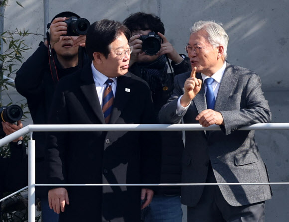 더불어민주당 이재명 대표가 설 연휴 마지막 날인 30일 오후 경남 양산시 하북면 평산마을 문재인 전 대통령 사저를 방문, 문 전 대통령과 대화하고 있다. 2025.1.30 연합뉴스