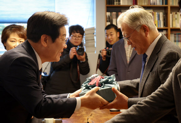 더불어민주당 이재명 대표(왼쪽)가 설 연휴 마지막 날인 30일 오후 경남 양산시 하북면 평산마을 문재인 전 대통령 사저를 방문해 문 전 대통령에게 선물을 전달하고 있다. 2025.1.30 더불어민주당 제공