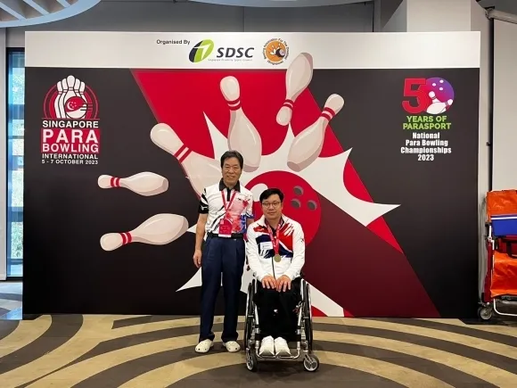 신백호 선수가 ‘2023 싱가포르 오픈파라 볼링선수권대회’에서 4관왕을 달성한 후 정상익 대한장애인볼링협회장과 기념사진을 찍고 있다.