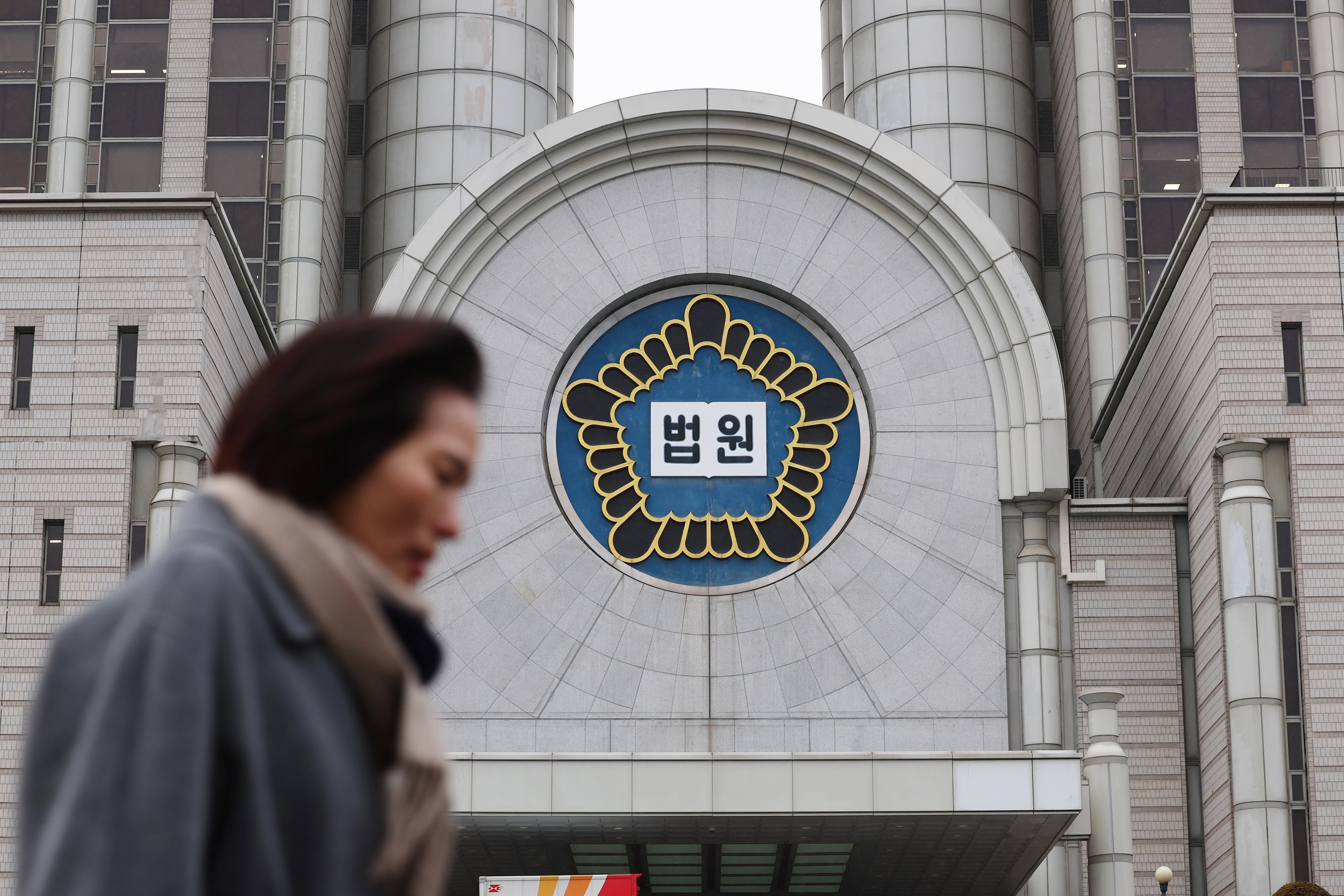 윤 대통령 내란 우두머리 혐의 형사재판 배당 앞둔 중앙지법  서울 서초구 서울중앙지방법원 및 고등법원의 모습.  연합