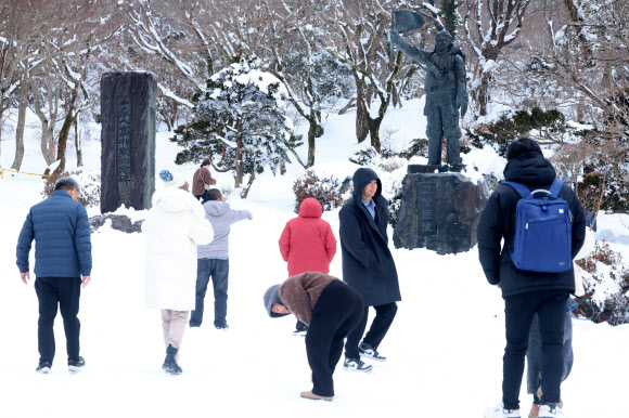 31일 오전 제주 한라산 1100고지를 찾은 관광객이 설경을 즐기고 있다. 2025.1.31 연합뉴스